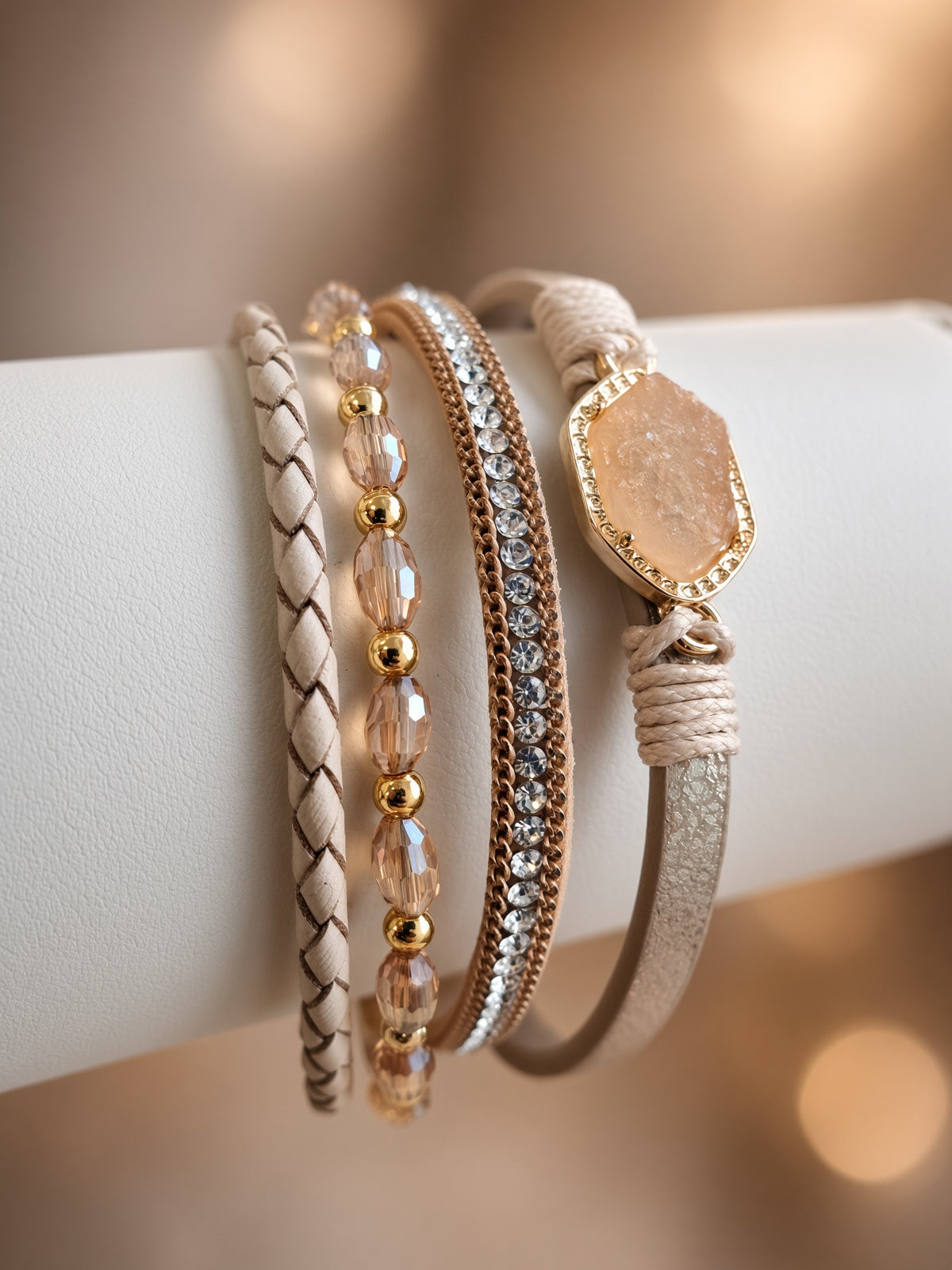 Bracelet multi-rangs beige et or rose – Pierre, strass et fermoir aimanté | Bracelet femme