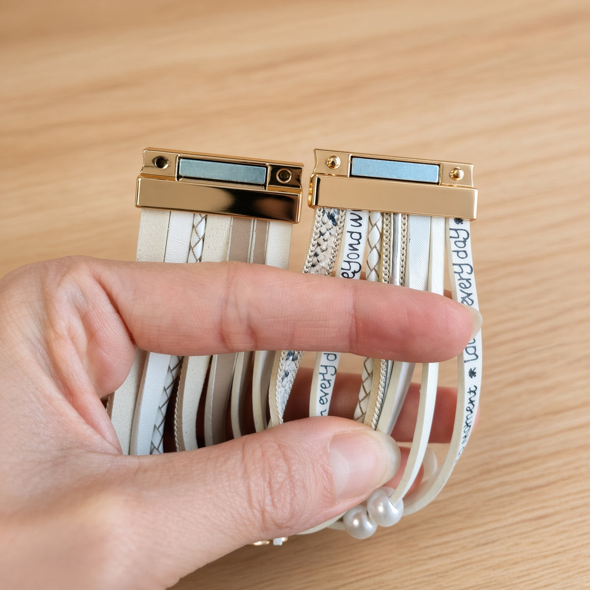 Bracelet multi-rangs blanc – Perles, message et fermoir cœur | Fermoir aimanté doré