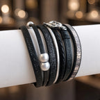 Bracelet multi-rangs noir – Cuir, perle et fermoir cœur | Acier inoxydable aimanté