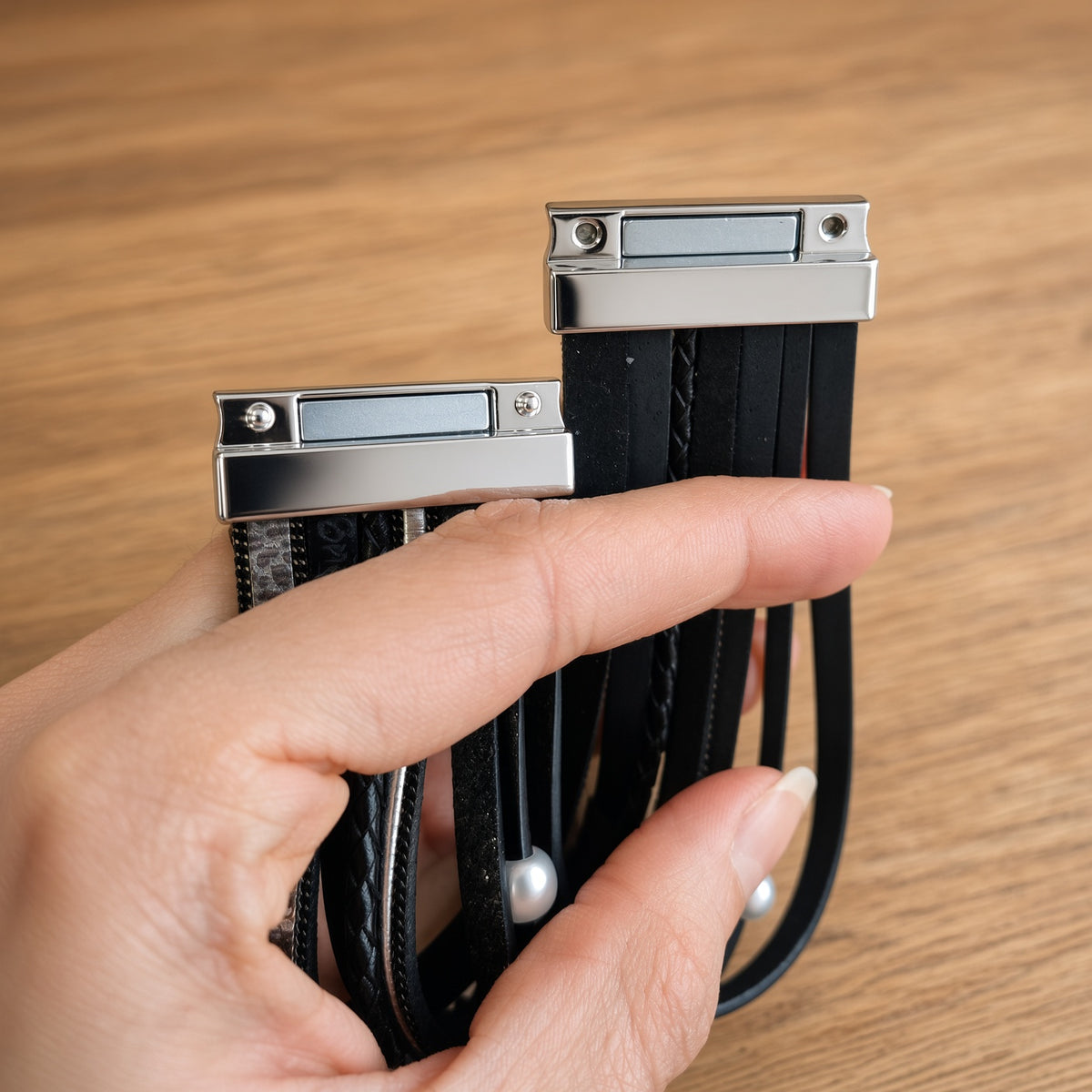 Bracelet multi-rangs noir – Cuir, perle et fermoir cœur | Acier inoxydable aimanté