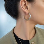 Boucles d'oreilles créoles larges texturées – Acier inoxydable argenté | Bijoux femme modernes