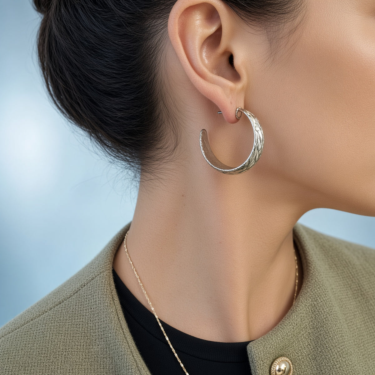 Boucles d'oreilles créoles larges texturées – Acier inoxydable argenté | Bijoux femme modernes