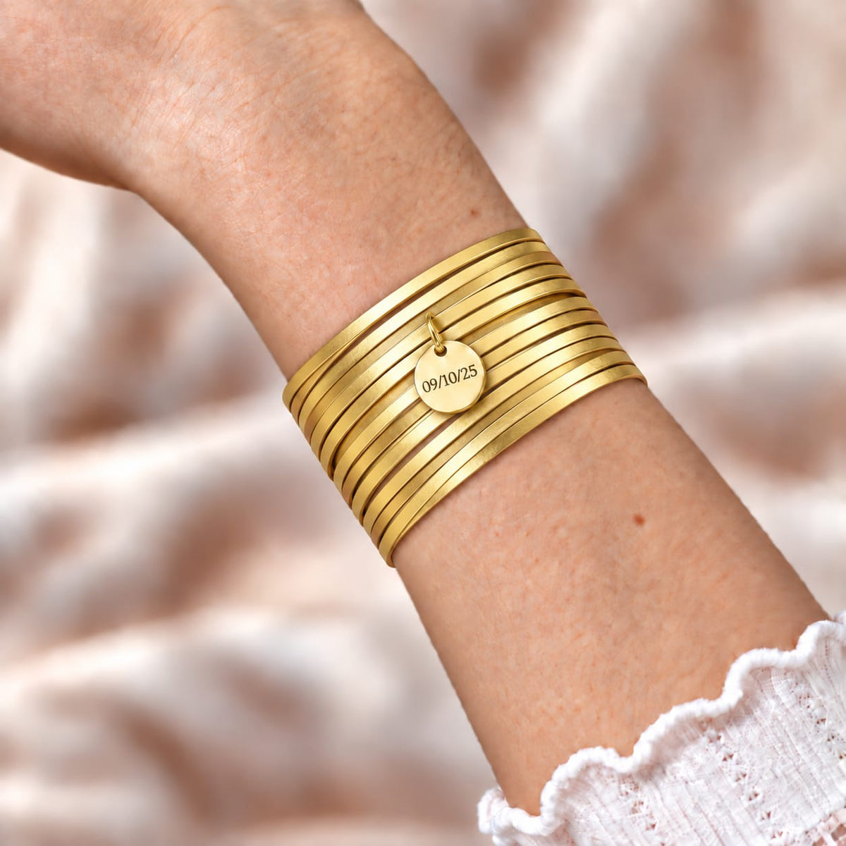 Bracelet jonc multi-rangs doré personnalisé – médaille gravure date