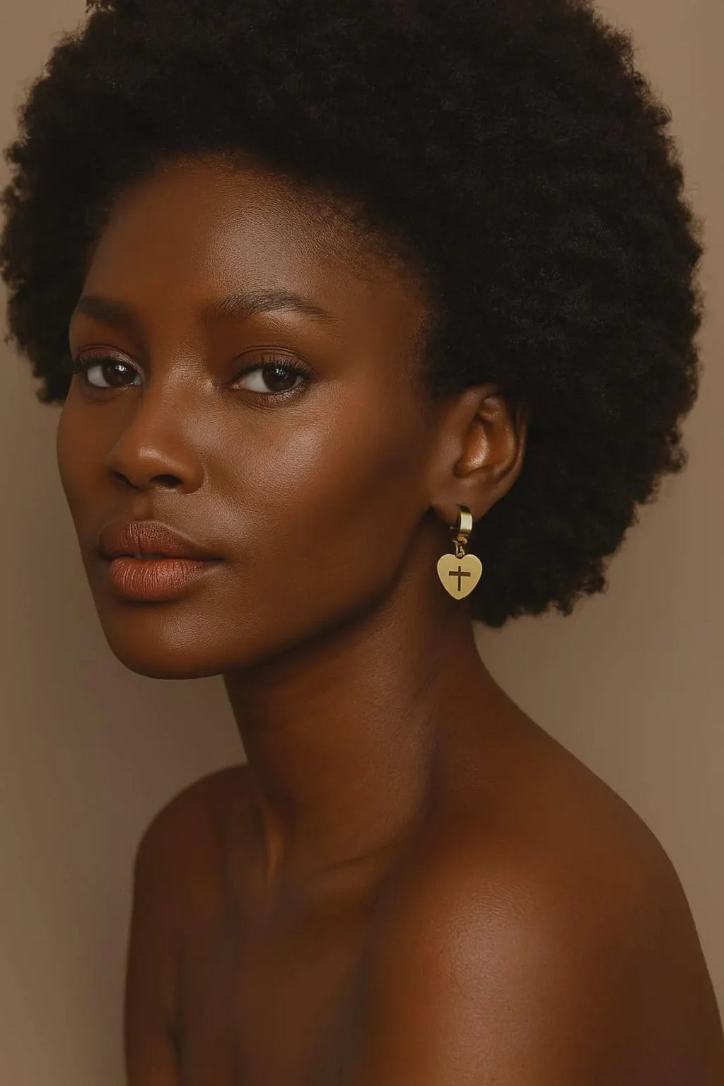 Boucles d’Oreilles Cœur Croix Dorées – Créoles Femme en Acier Inoxydable – Plaqué Or Fin 18 Carats