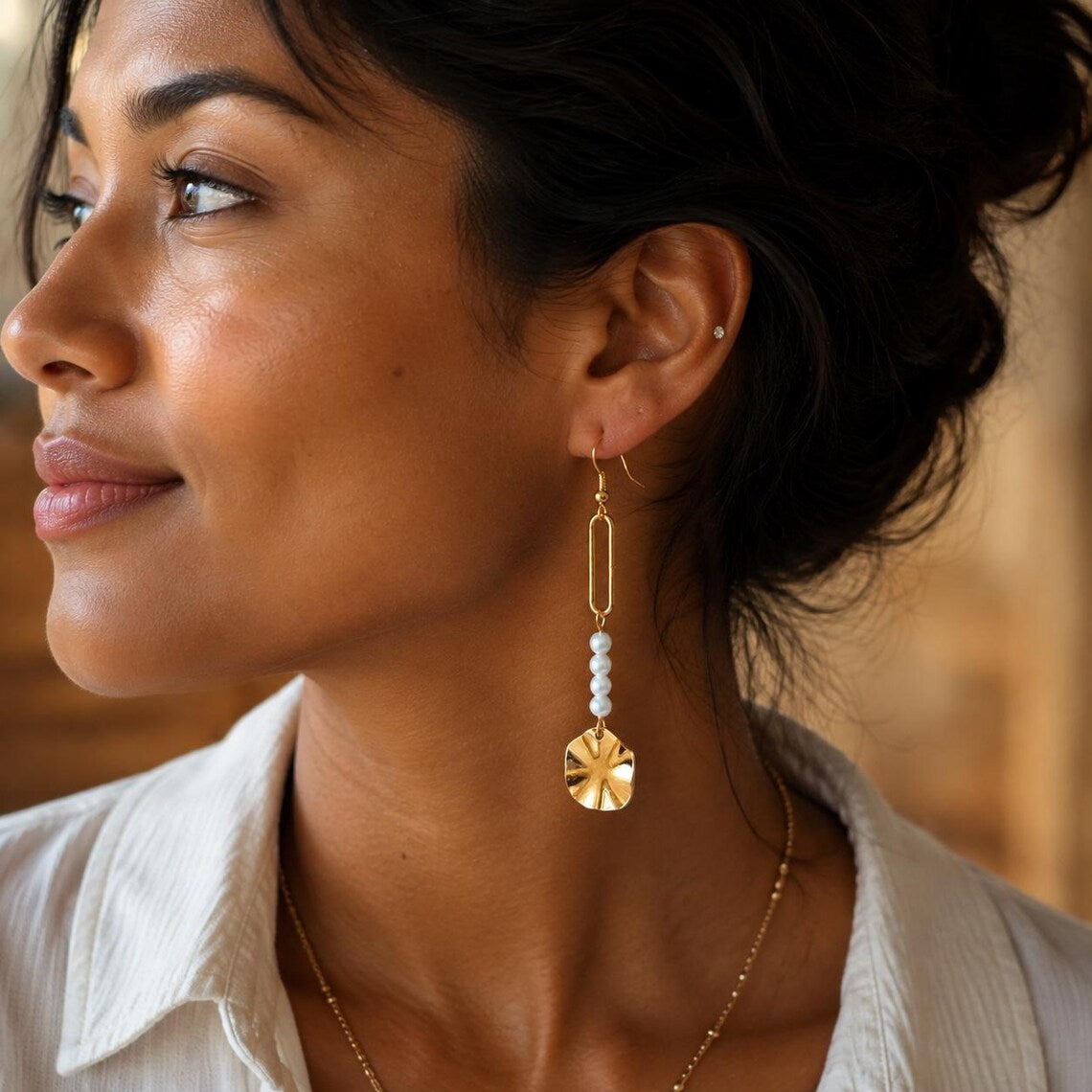 Boucles d’Oreilles Pendantes Femme Dorées avec Perles et Pendentif Soleil – Élégantes & Tendance
