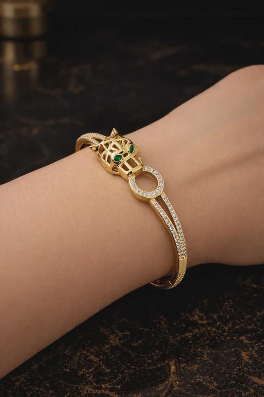 Bracelet Femme Doré en Acier Inoxydable – Jonc Élégant Motif Félin & Strass