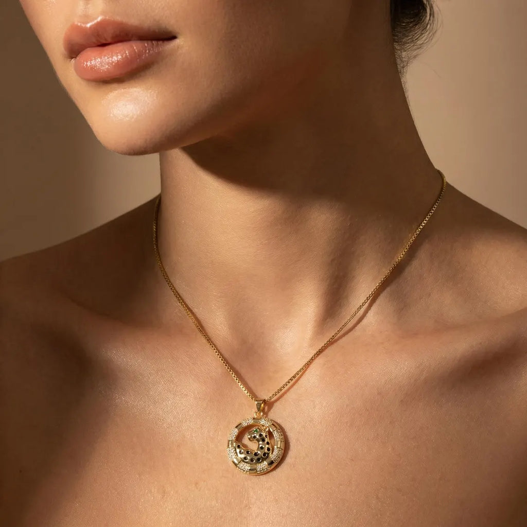 Collier Guépard Doré – Pendentif Cercle Zircon – Acier et Laiton Plaqué Or 18K - Bijoux unisexe femme/homme