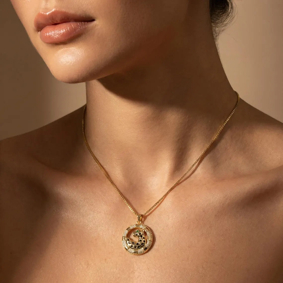 Collier Guépard Doré – Pendentif Cercle Zircon – Acier et Laiton Plaqué Or 18K - Bijoux unisexe femme/homme