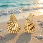 Boucles d’oreilles dorées en éventail plissé – Style coquillage luxe, bijoux statement plage & soirée