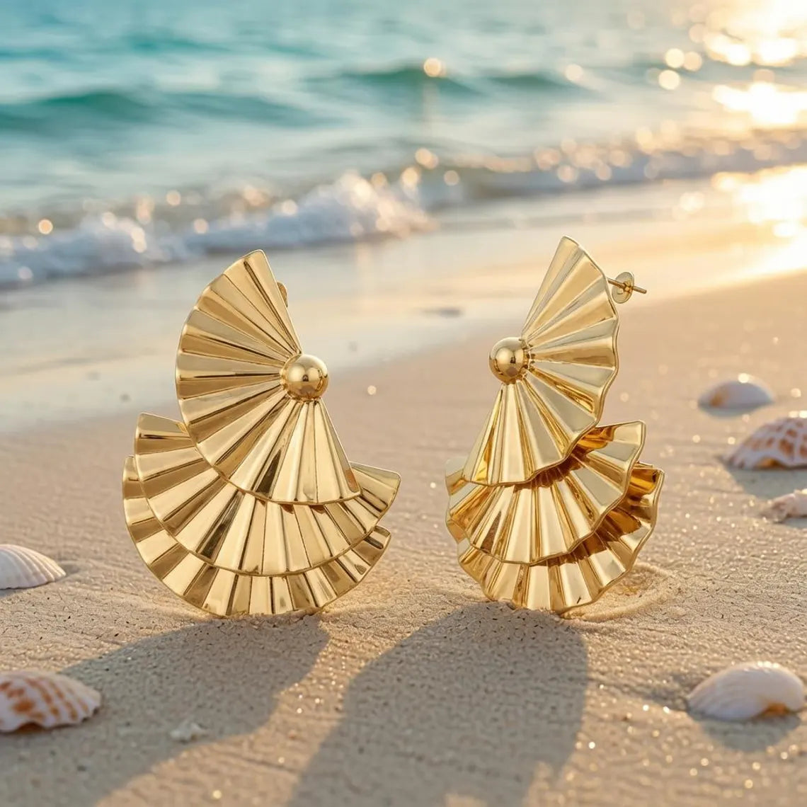 Boucles d’oreilles dorées en éventail plissé – Style coquillage luxe, bijoux statement plage & soirée