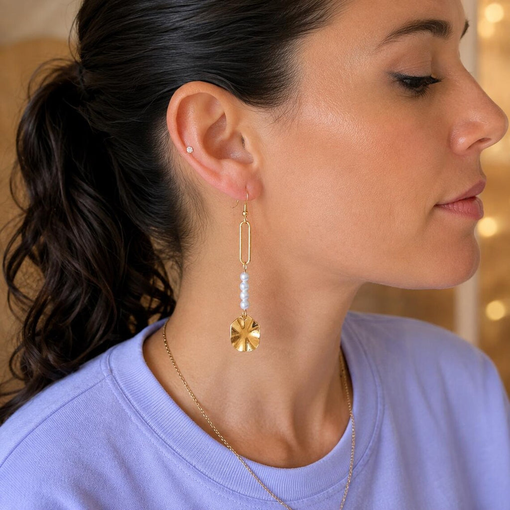 Boucles d’Oreilles Pendantes Femme Dorées avec Perles et Pendentif Soleil – Élégantes & Tendance