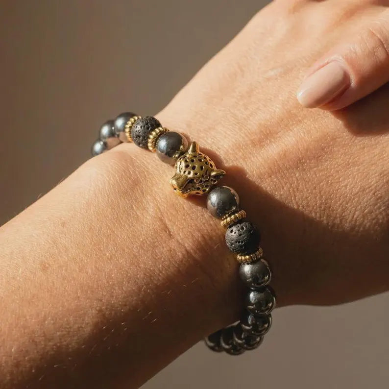 Bracelet mixte perles grises & tête de léopard – Élégance et caractère