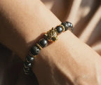 Bracelet mixte perles grises & tête de léopard – Élégance et caractère