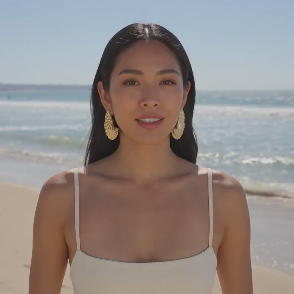 Boucles d’oreilles dorées en éventail plissé – Style coquillage luxe, bijoux statement plage & soirée