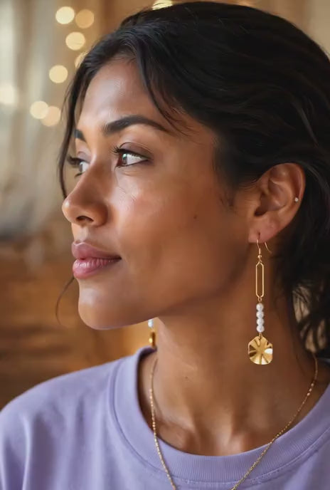 Boucles d’Oreilles Pendantes Femme Dorées avec Perles et Pendentif Soleil – Élégantes & Tendance