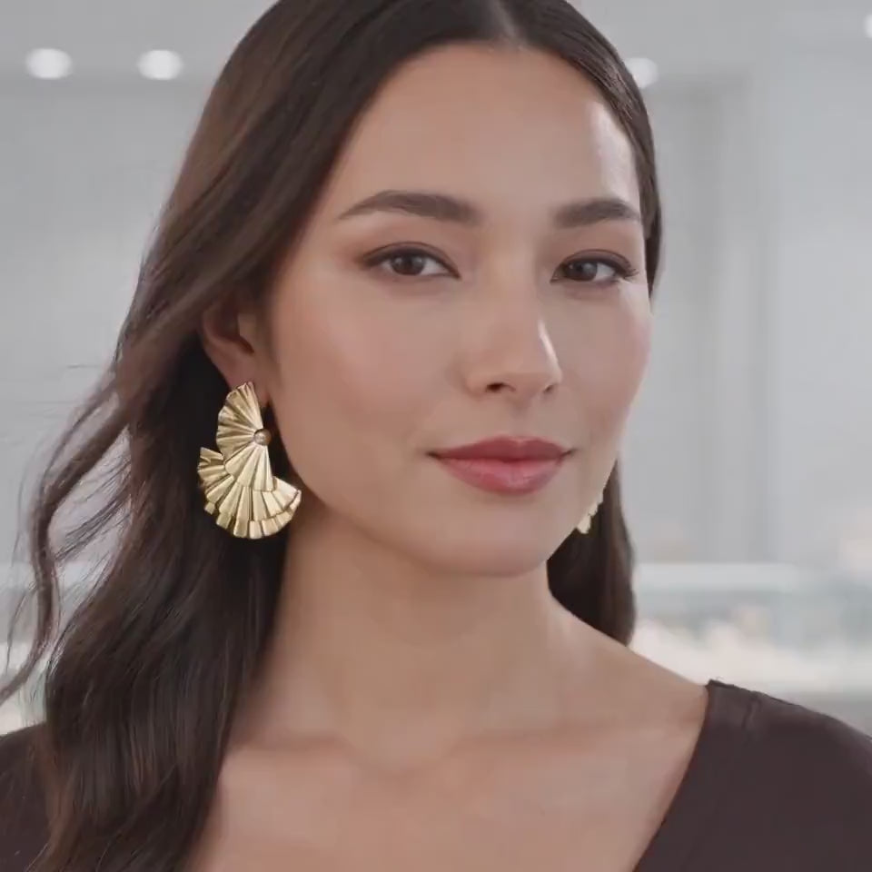 Boucles d’oreilles dorées en éventail plissé – Style coquillage luxe, bijoux statement plage & soirée